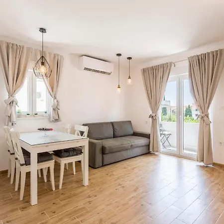 Firule Apartment-two Bedroom Urban Chic-prime Location-walk To Beach-free Parking ספליט