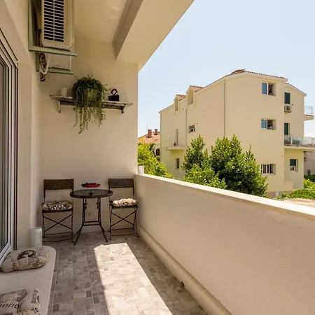 Firule Apartment-two Bedroom Urban Chic-prime Location-walk To Beach-free Parking דירה *