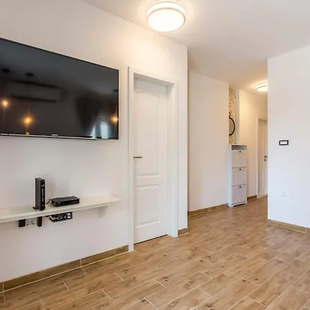 Apartment Firule Apartment-two Bedroom Urban Chic-prime Location-walk To Beach-free Parking *