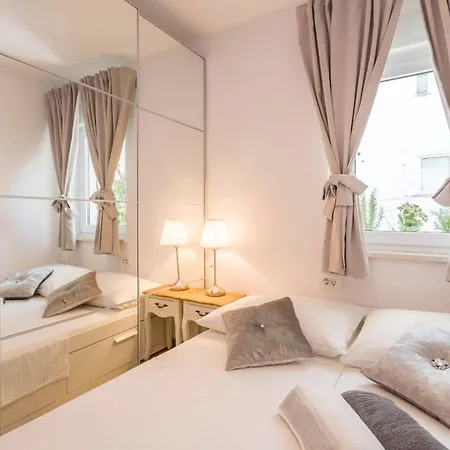 Firule Apartment-two Bedroom Urban Chic-prime Location-walk To Beach-free Parking Split