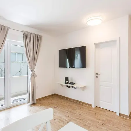 Firule Apartment-two Bedroom Urban Chic-prime Location-walk To Beach-free Parking Apartment Split