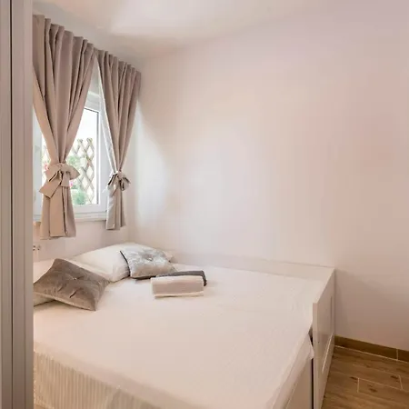 Firule Apartment-two Bedroom Urban Chic-prime Location-walk To Beach-free Parking *