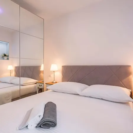 Apartment Firule Apartment-two Bedroom Urban Chic-prime Location-walk To Beach-free Parking *
