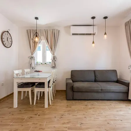 Firule Apartment-two Bedroom Urban Chic-prime Location-walk To Beach-free Parking Apartment