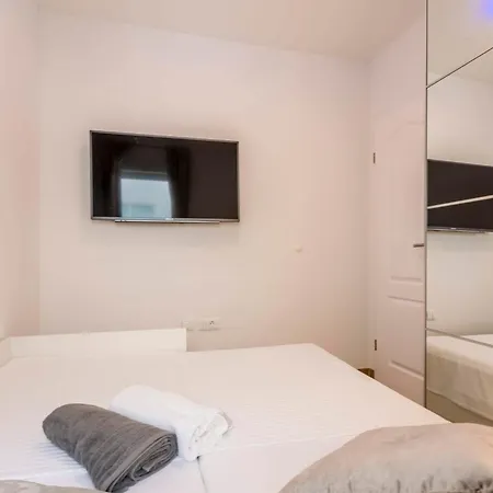Apartment Firule Apartment-two Bedroom Urban Chic-prime Location-walk To Beach-free Parking