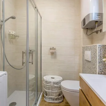 Firule Apartment-two Bedroom Urban Chic-prime Location-walk To Beach-free Parking Apartment