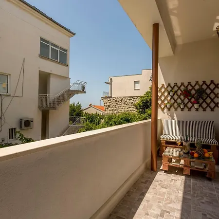 Firule Apartment-two Bedroom Urban Chic-prime Location-walk To Beach-free Parking Apartment