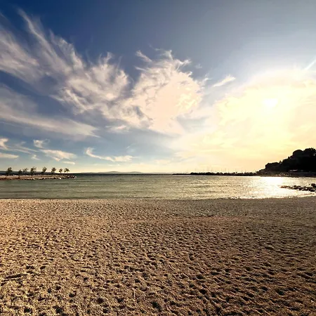 Firule Apartment-two Bedroom Urban Chic-prime Location-walk To Beach-free Parking *