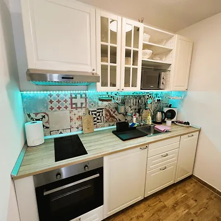 Firule Apartment-two Bedroom Urban Chic-prime Location-walk To Beach-free Parking Apartment *