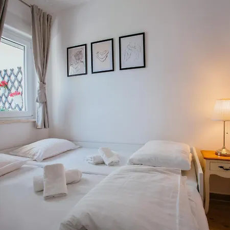 Firule Apartment-two Bedroom Urban Chic-prime Location-walk To Beach-free Parking