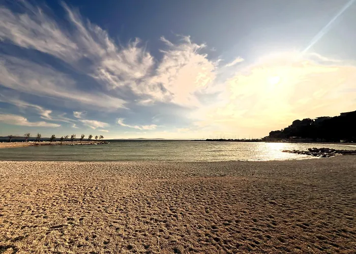 Firule Apartment-two Bedroom Urban Chic-prime Location-walk To Beach-free Parking *