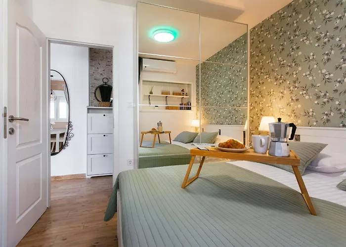 Firule Apartment-two Bedroom Urban Chic-prime Location-walk To Beach-free Parking Lägenhet Split