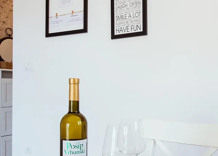 Firule Apartment-two Bedroom Urban Chic-prime Location-walk To Beach-free Parking