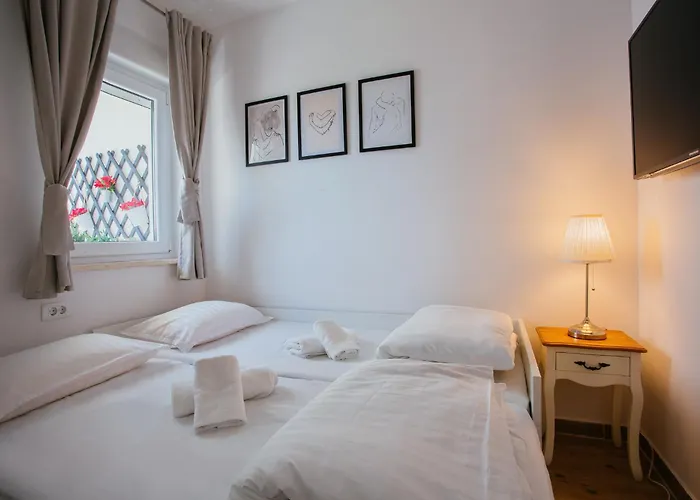 Firule Apartment-two Bedroom Urban Chic-prime Location-walk To Beach-free Parking