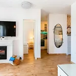 Firule Apartment-two Bedroom Urban Chic-prime Location-walk To Beach-free Parking 斯普利特