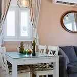 Firule Apartment-two Bedroom Urban Chic-prime Location-walk To Beach-free Parking 斯普利特