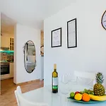 Firule Apartment-two Bedroom Urban Chic-prime Location-walk To Beach-free Parking 公寓 *